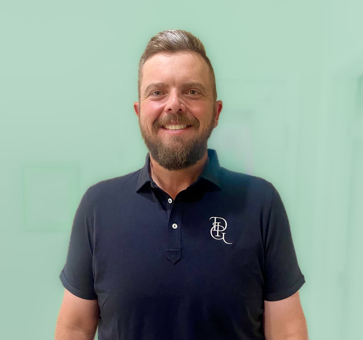 Jaren - Founder hitting a golf ball